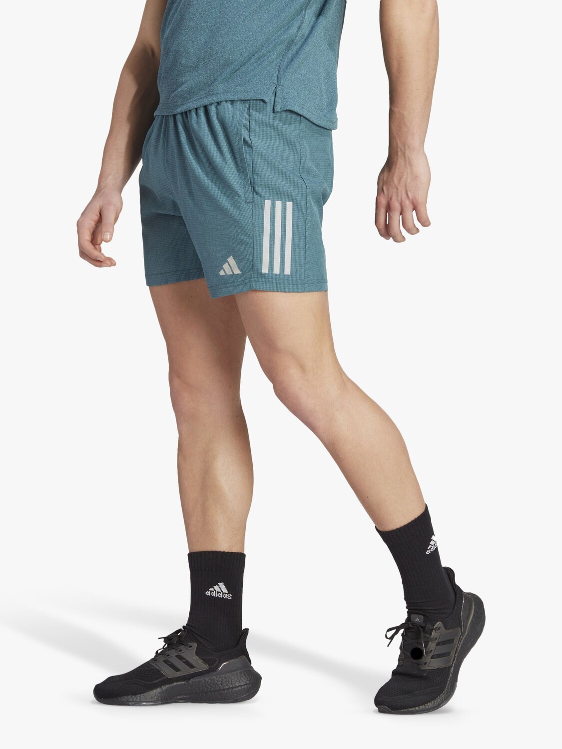

Приобретите шорты для бега The Run Heather из переработанного материала adidas, арктическая ночь мел
