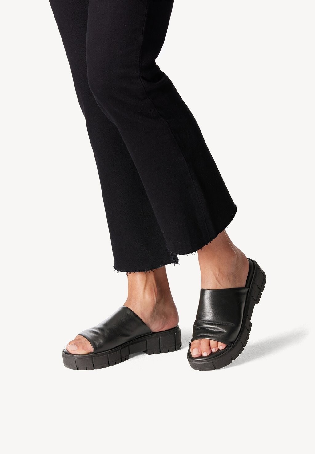 

Мюли на плоской подошве Tamaris, цвет black uni