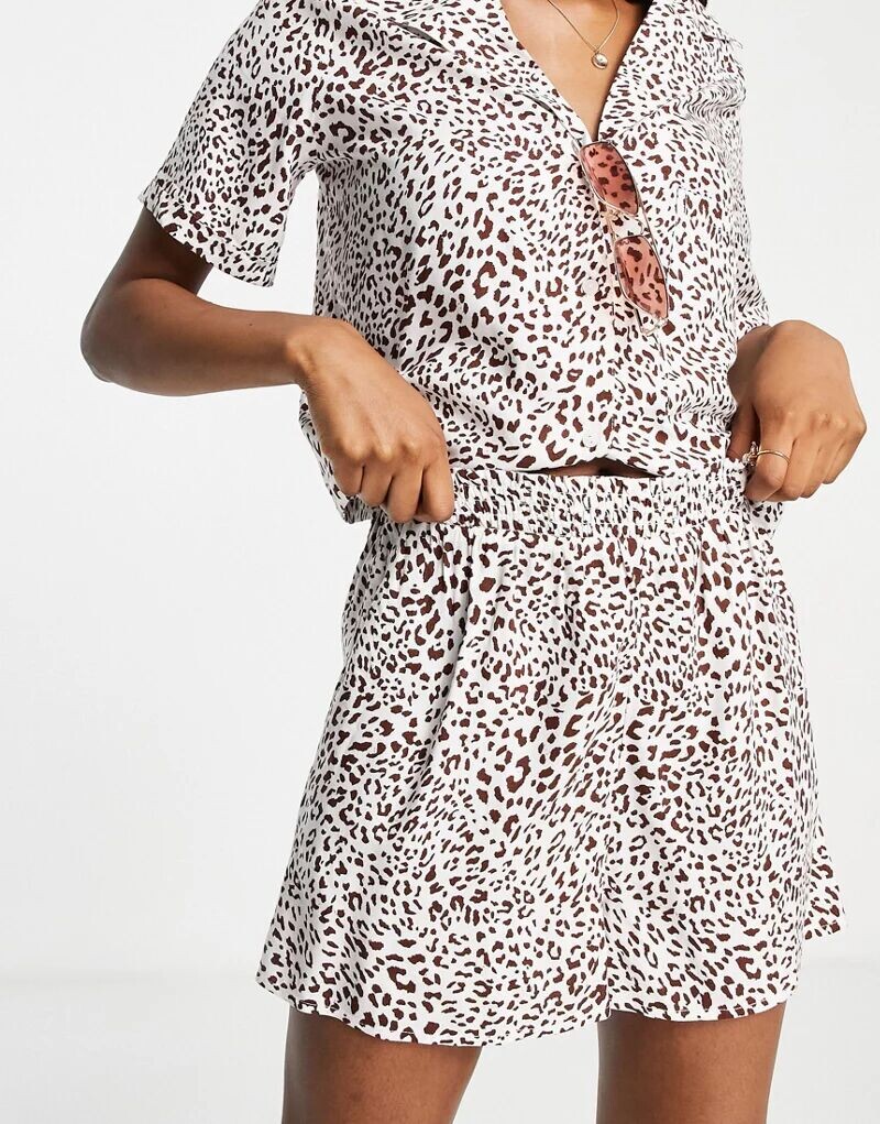 

Короткие шорты с присборенной талией Miss Selfridge