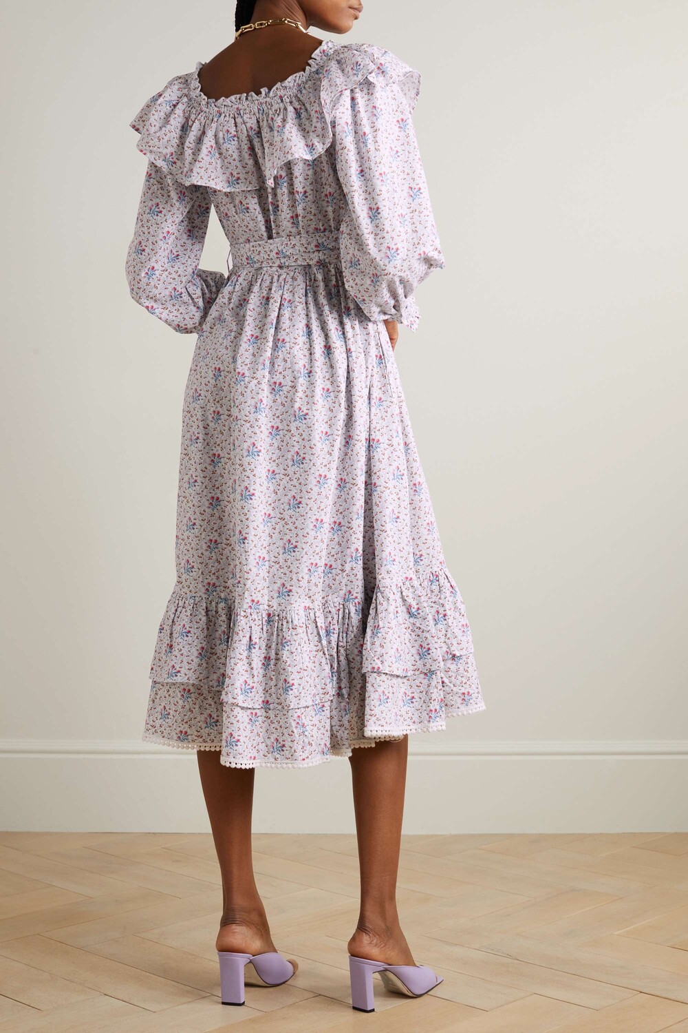 

BATSHEVA + Ярусное платье миди из хлопка и поплина Laura Ashley Wednesday с поясом и оборками и цветочным принтом, светло-синий