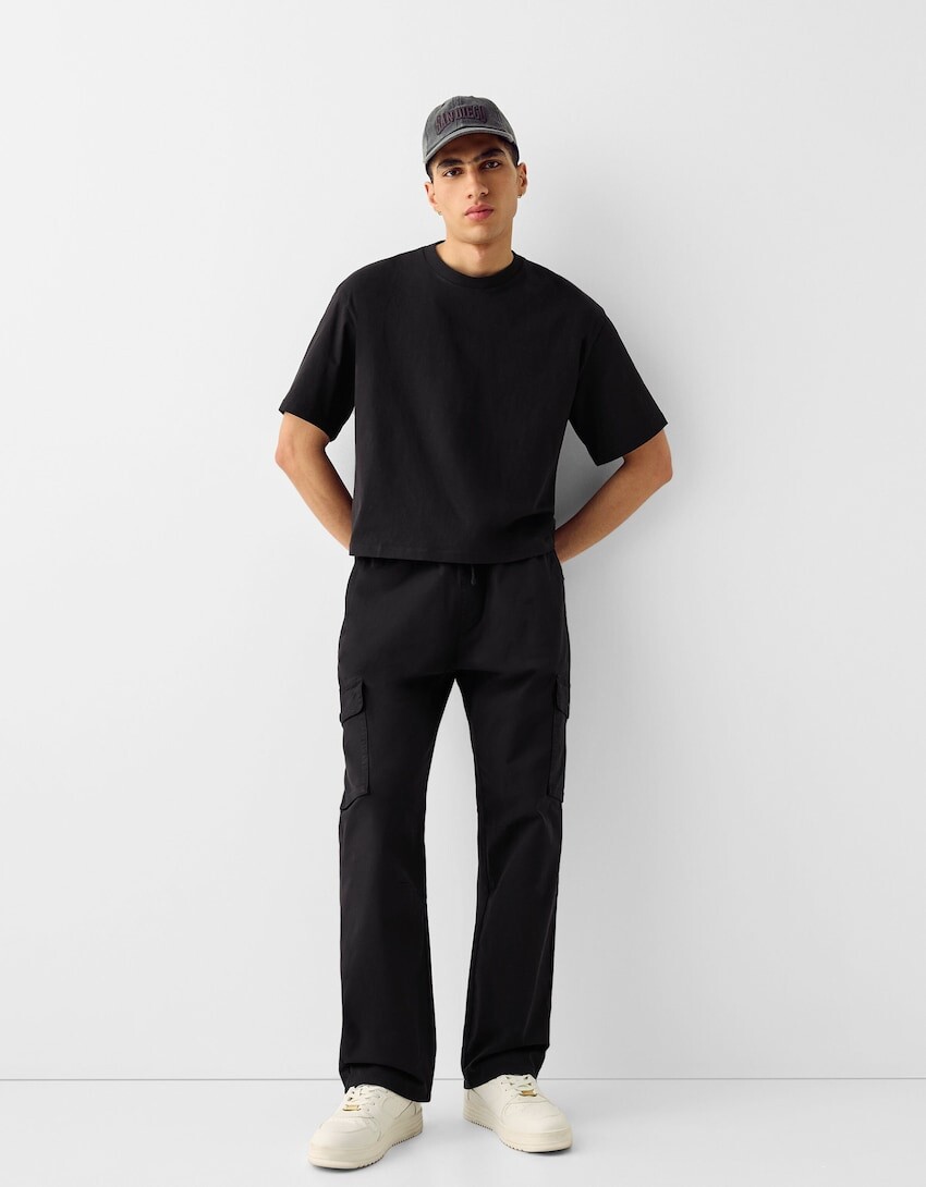 

Брюки-карго Bershka, черный