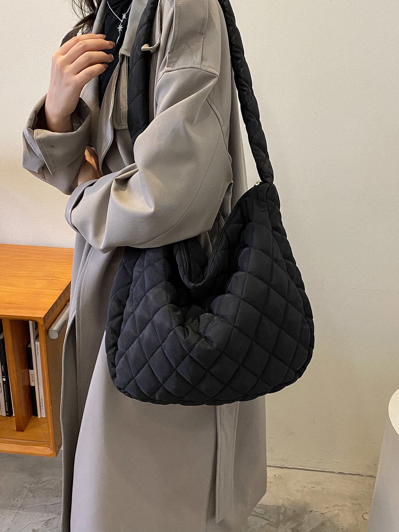 Модная женская простая плиссированная сумка через плечо, черный
