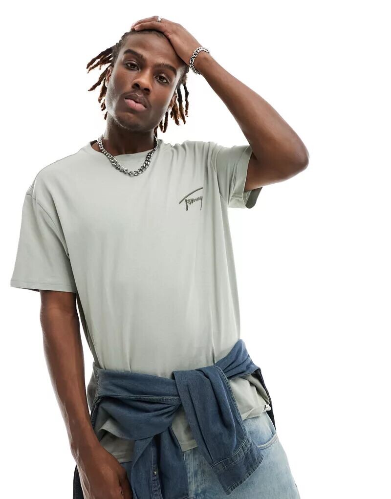 

Серо-бежевая футболка классического кроя Tommy Jeans с фирменным логотипом