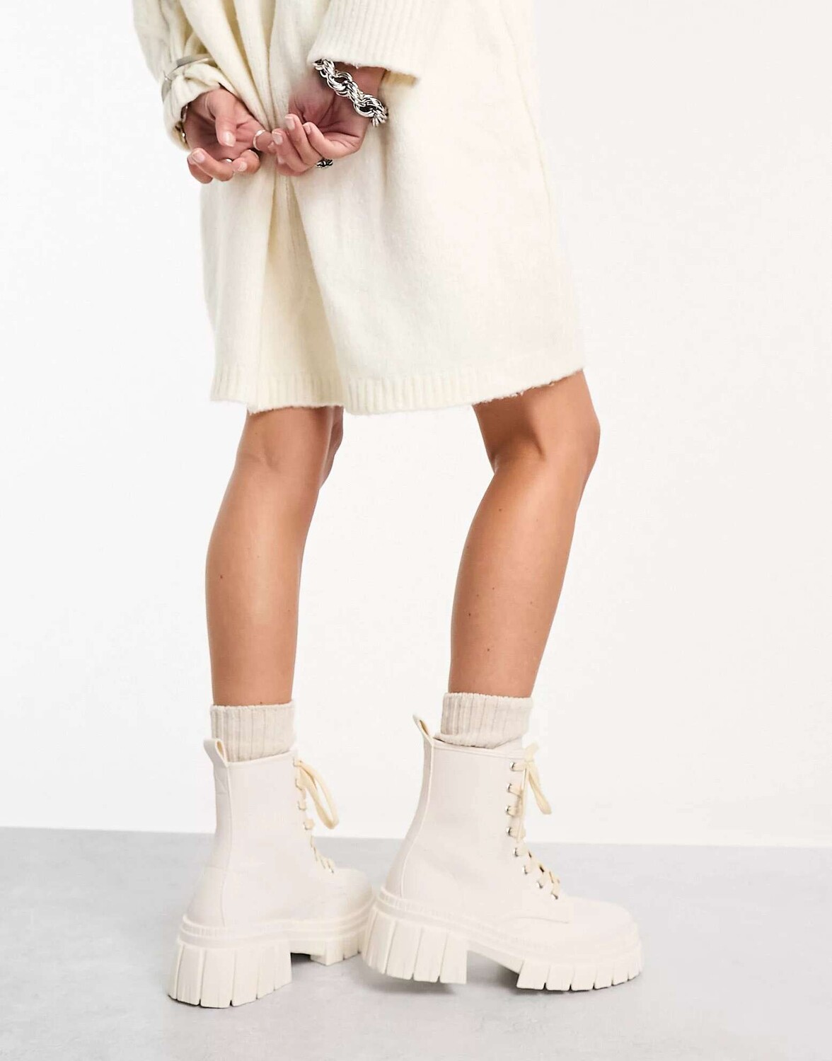 

Белые массивные ботинки на шнуровке ASOS Auto, Белый