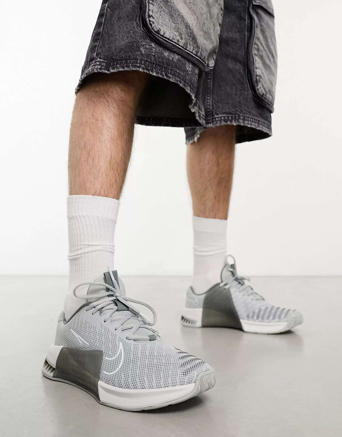 

Белые и серые кроссовки Nike Metcon 9