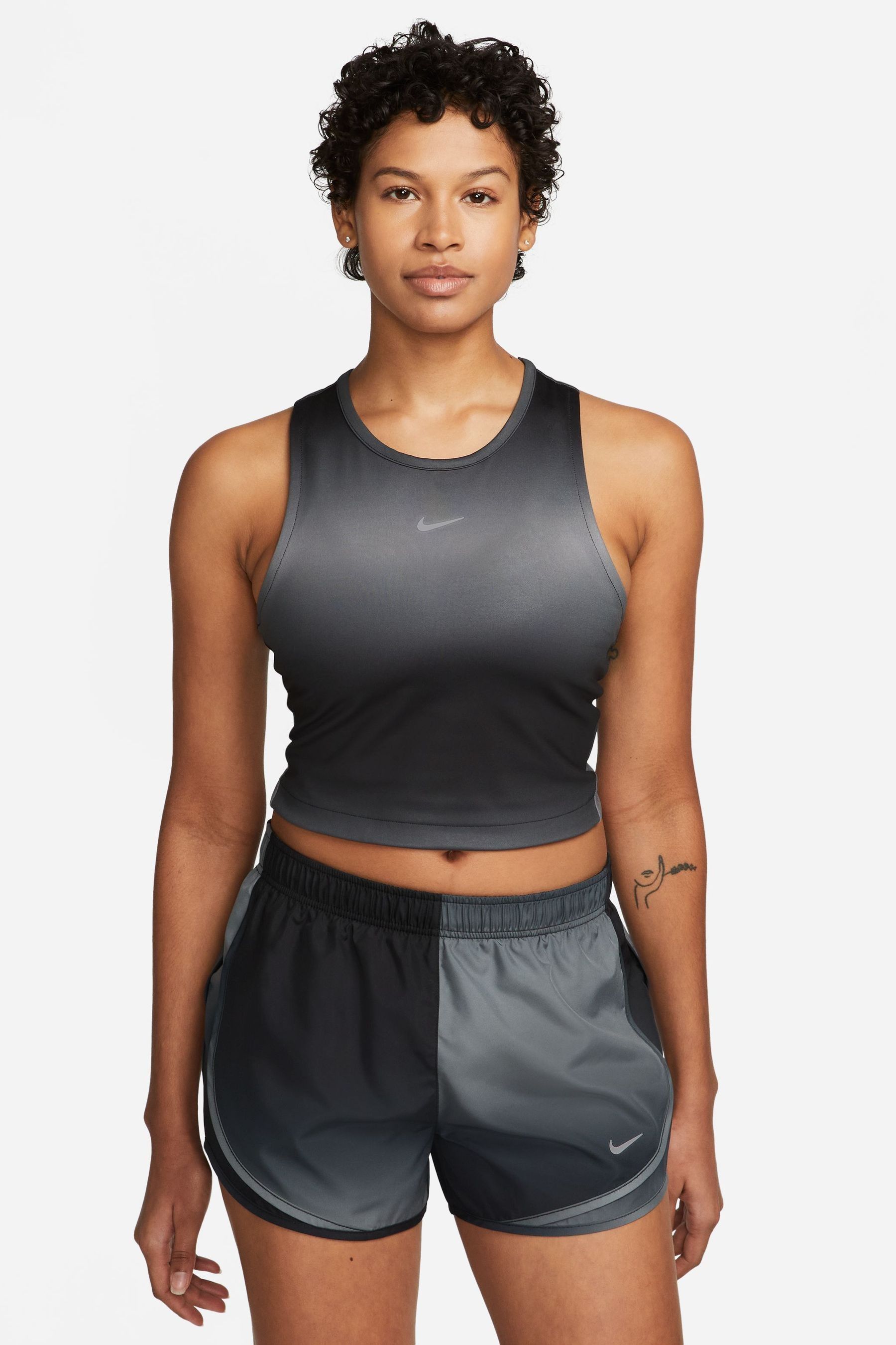 Спортивный топ бра Nike Dri Fit Swoosh