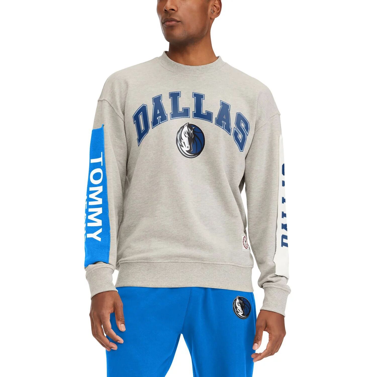 

Мужской серый пуловер с нашивкой Tommy Jeans Dallas Mavericks James Patch