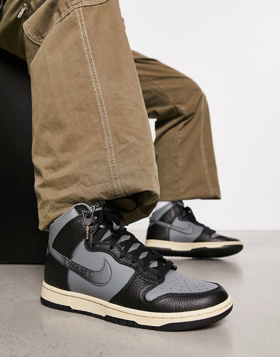 

Серые кроссовки Nike Dunk Hi Retro Embedded