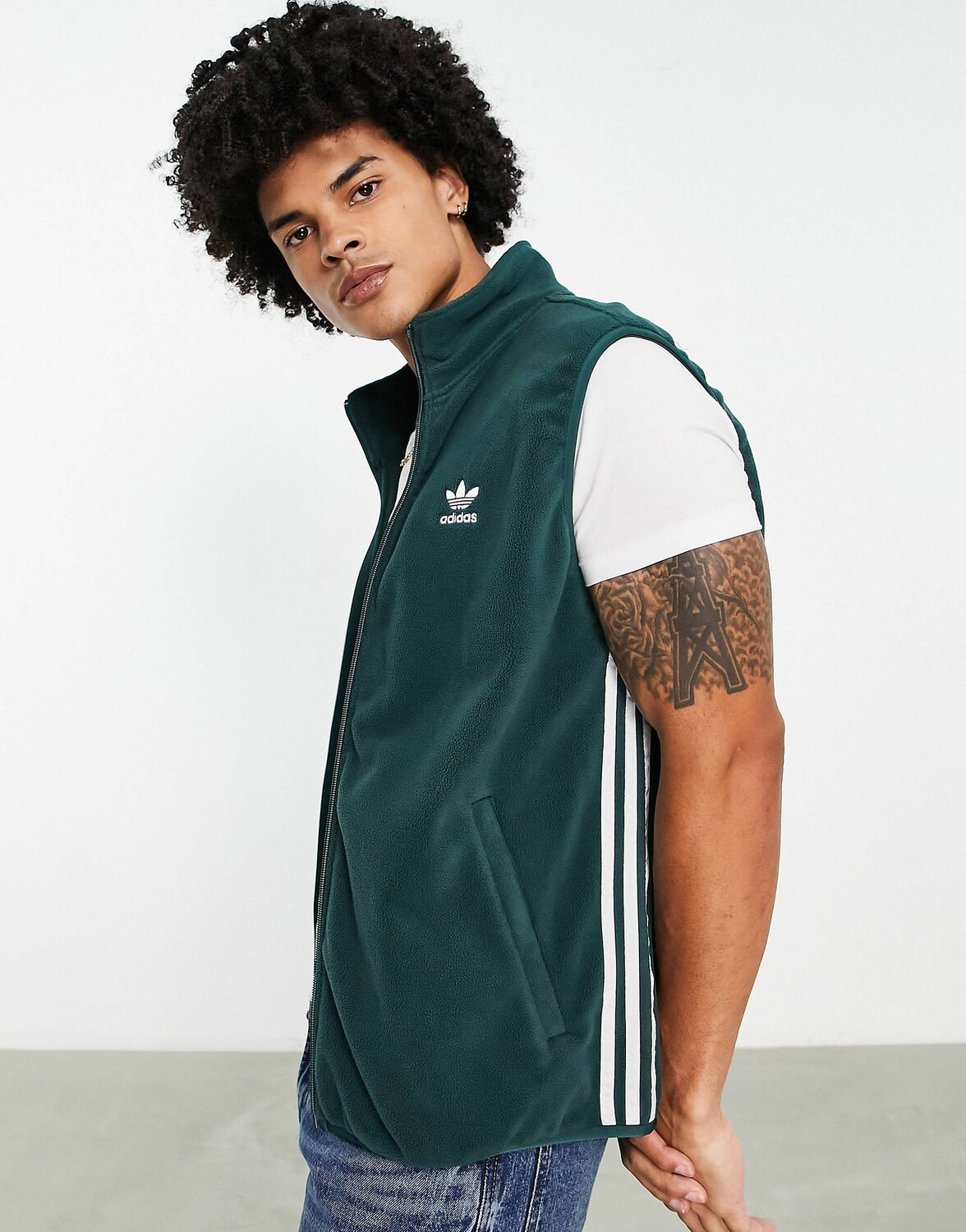 

Зеленый жилет с тремя полосками adidas Originals adicolor