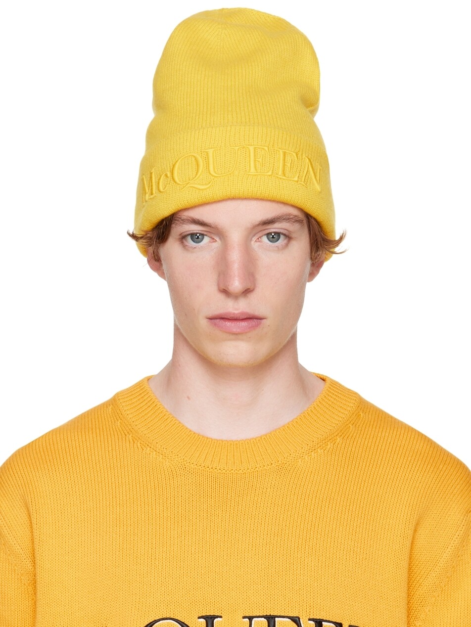 

Желтая шапка с логотипом Alexander McQueen