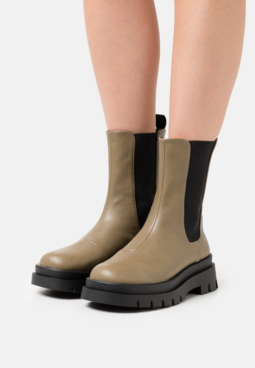 

Ботинки на платформе Rubi Shoes by Cotton On БОТИНКИ VEGAN MAZE COMBAT PLATFORM MIDI GUSSET BOOT, цвет olive green