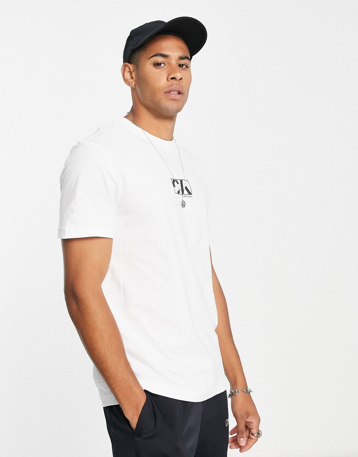 

Белая футболка с графическим логотипом Calvin Klein