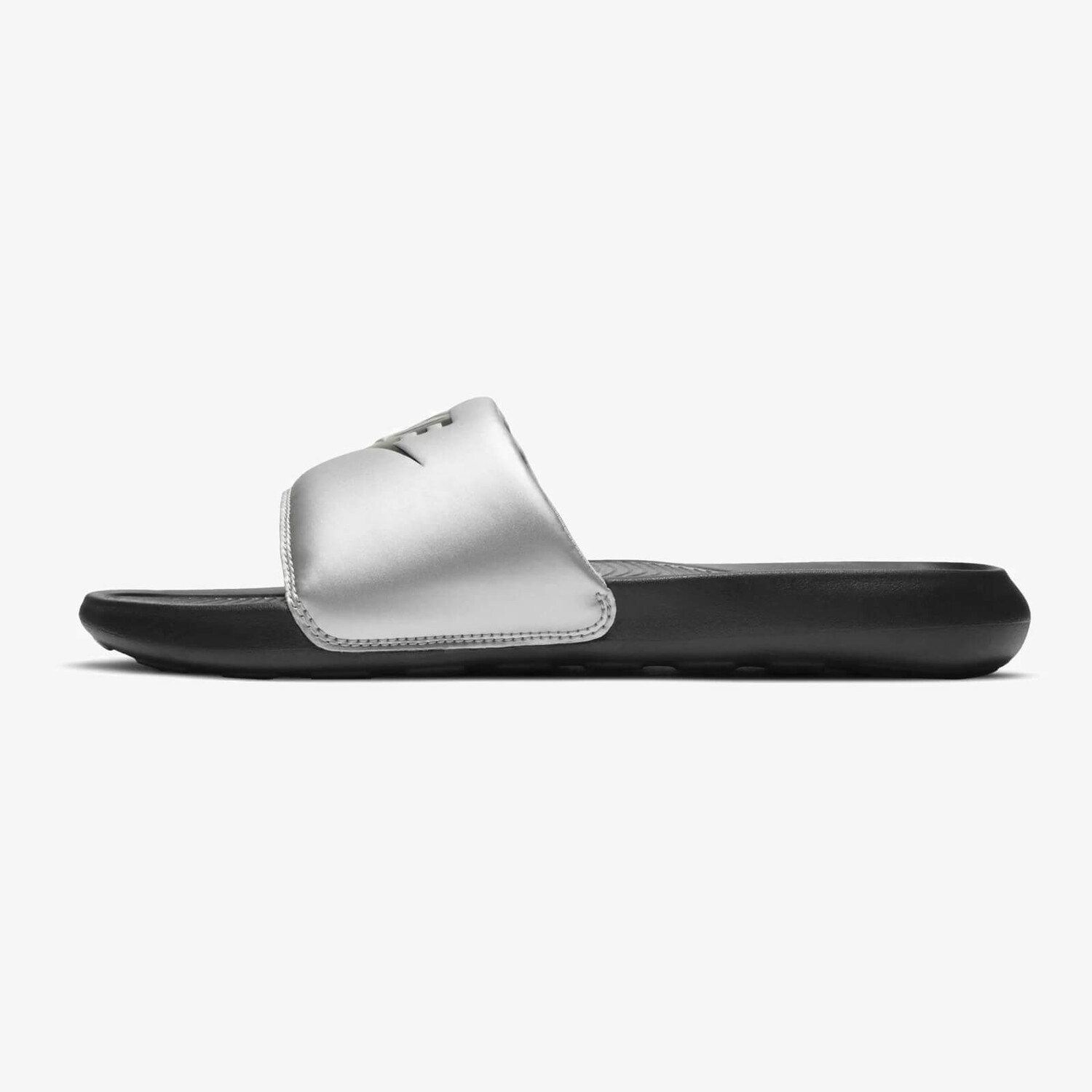 

Шлепанцы на плоской подошве Унисекс Nike Sportswear Victori One Slide, черный/серебристый