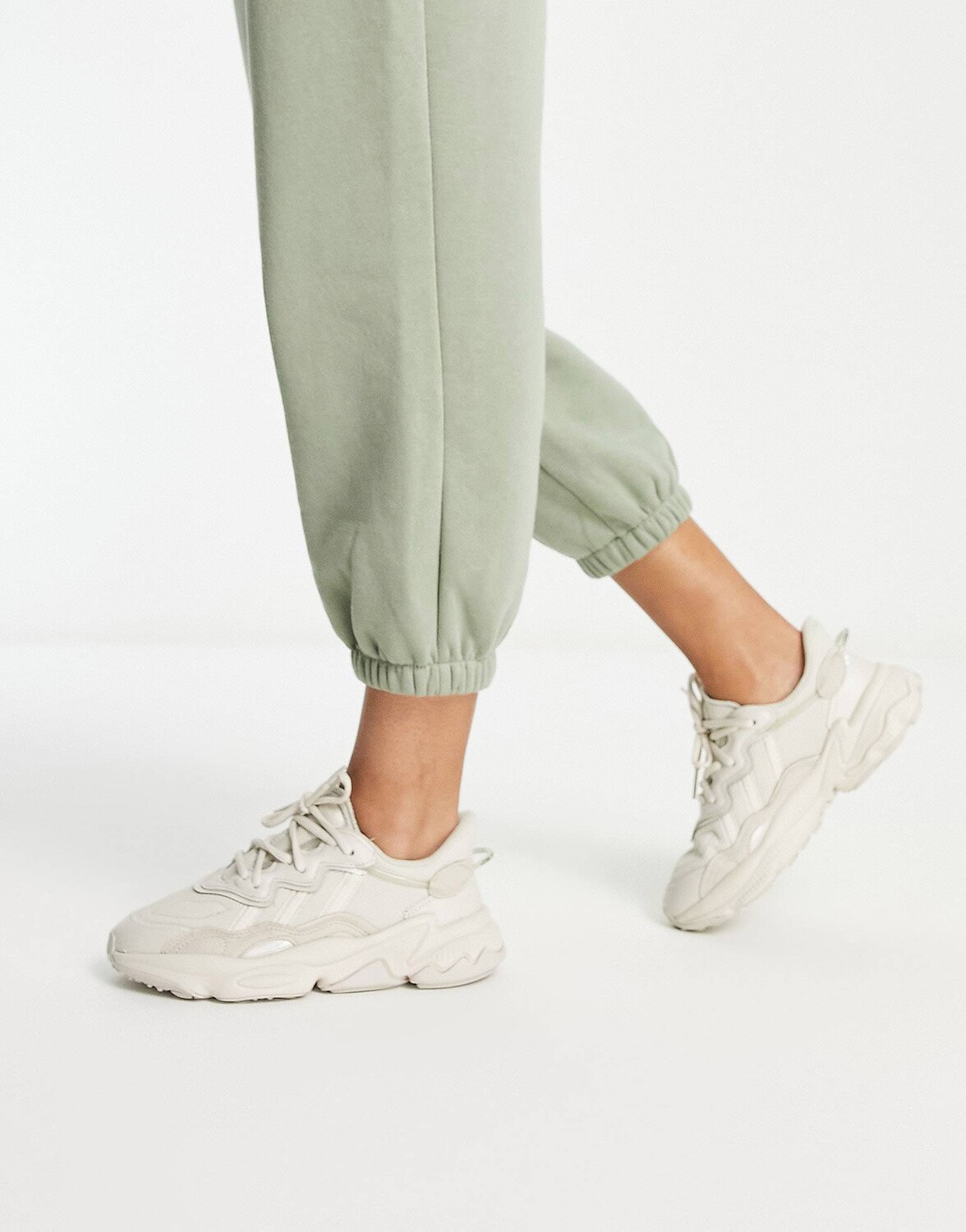 

Кроссовки Adidas Originals Ozweego, бежевый