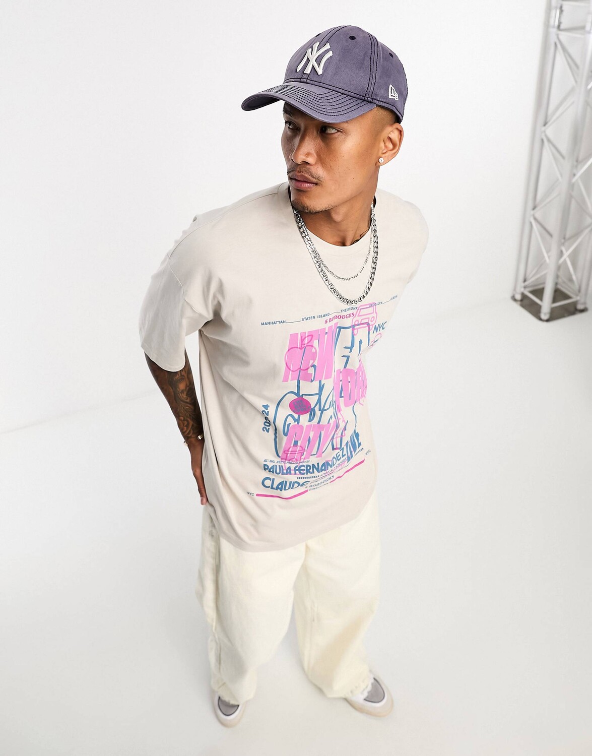 

Бежевая футболка оверсайз с принтом NYC спереди ASOS DESIGN, Бежевый