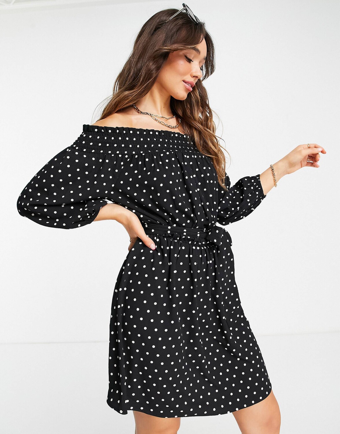 

Однотонное платье мини с вырезом и поясом ASOS DESIGN с точечным принтом