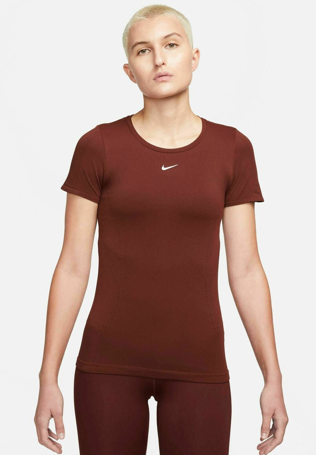 

Спортивная футболка Nike, коричневый