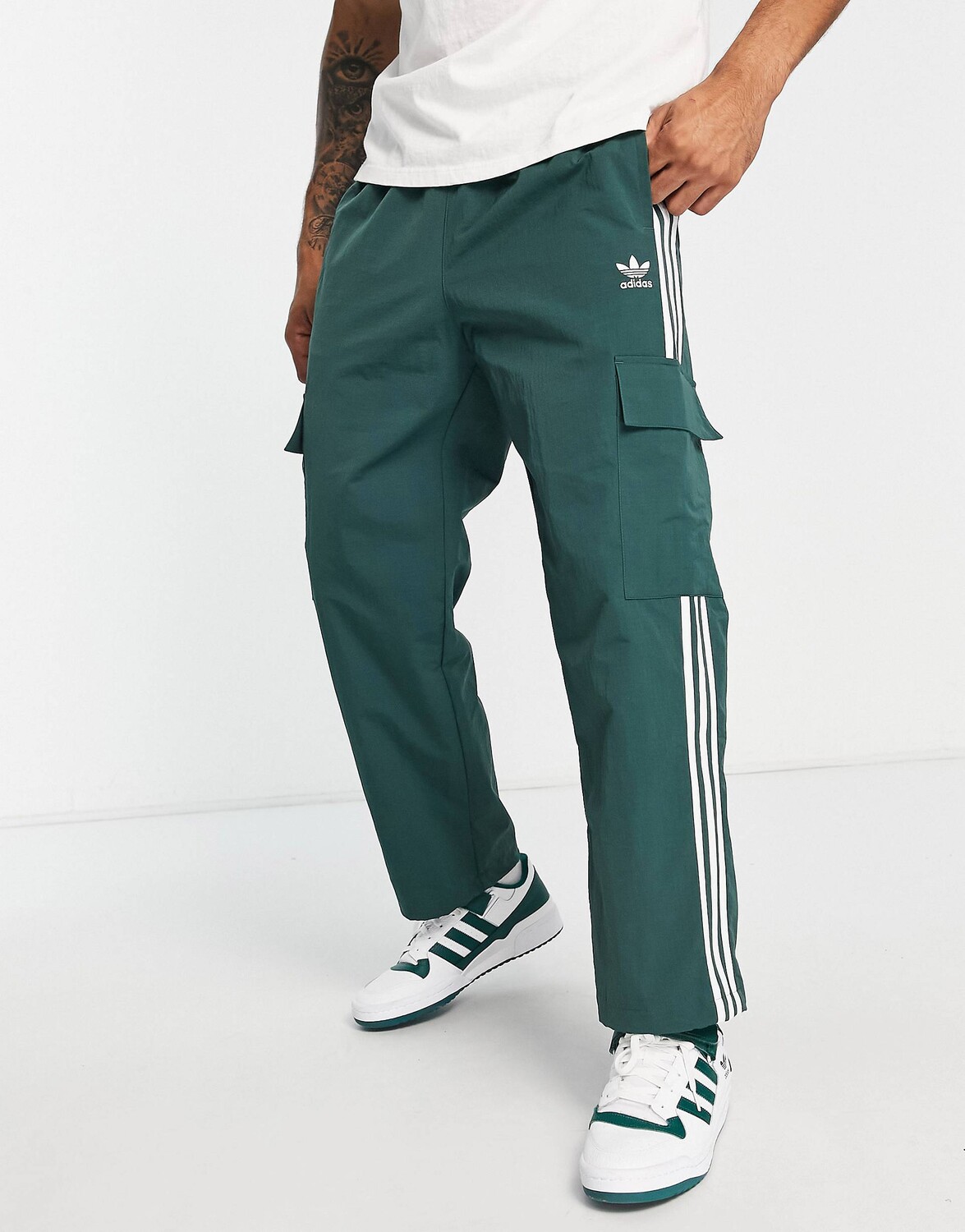 

Зеленые брюки карго с тремя полосками Adidas Originals adicolor