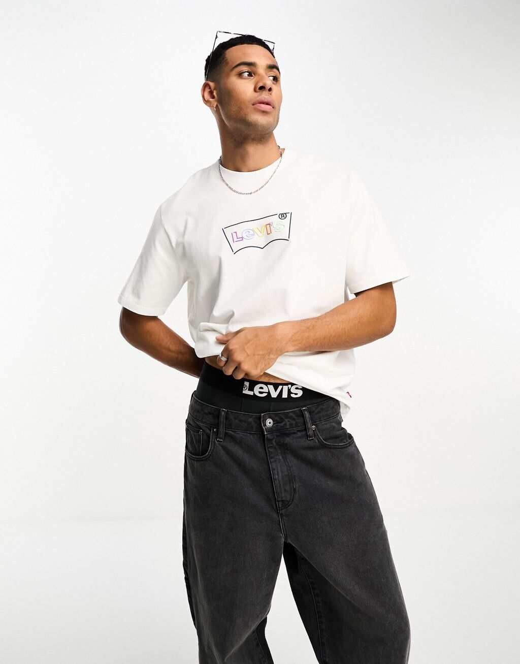 

Белая футболка Levi's с логотипом в виде летучей мыши по центру
