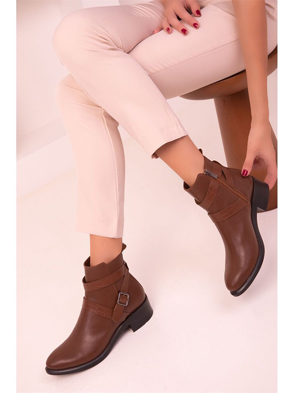 Женские кожаные ботинки на молнии с пряжкой Soho Exclusive