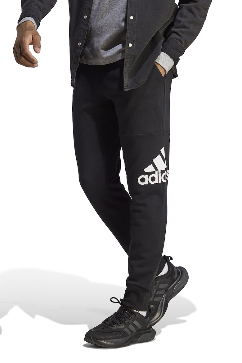 цена Спортивные брюки Essentials с боковыми карманами Adidas Sportswear, черный