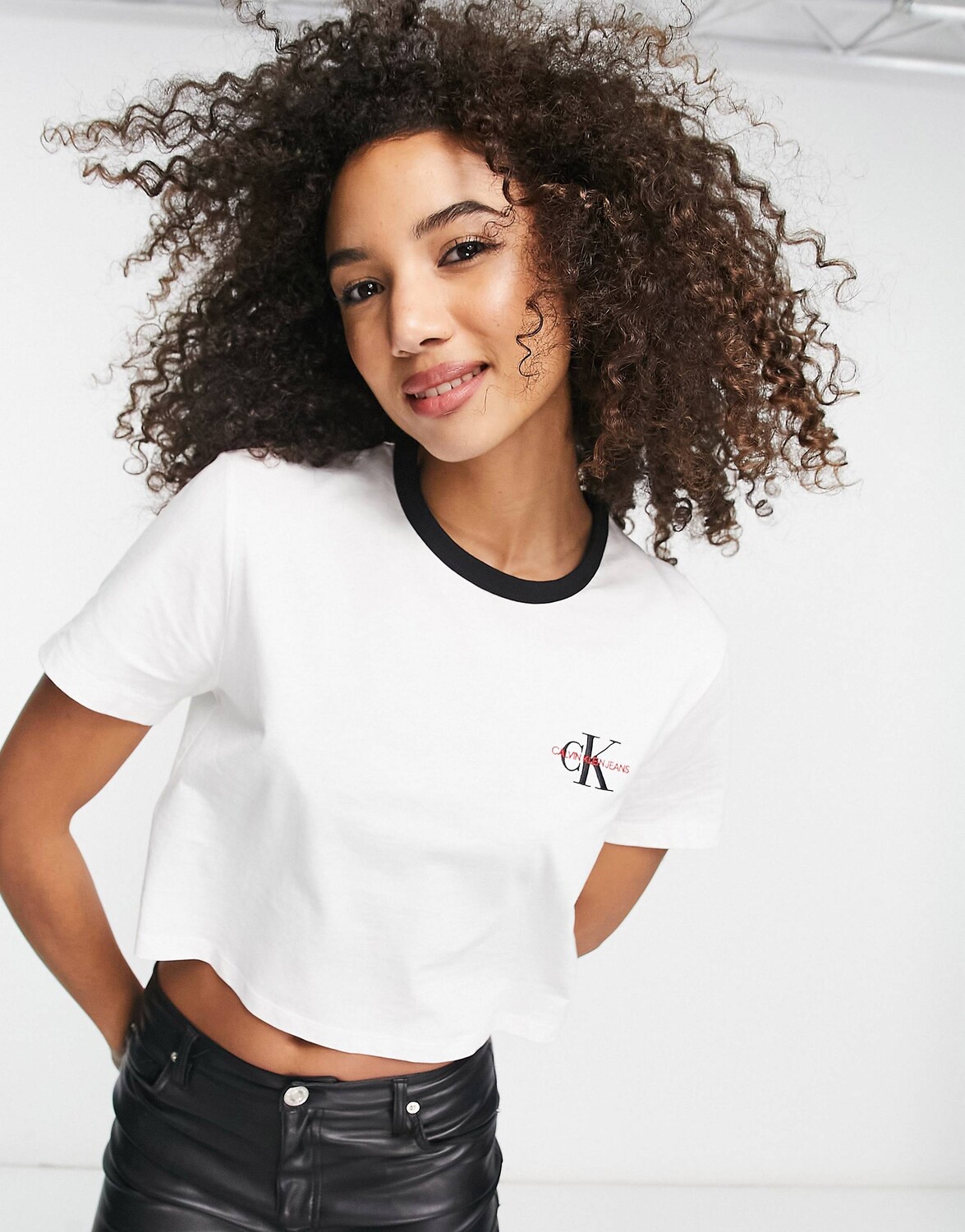 

Белая укороченная футболка с контрастной строчкой Calvin Klein Jeans