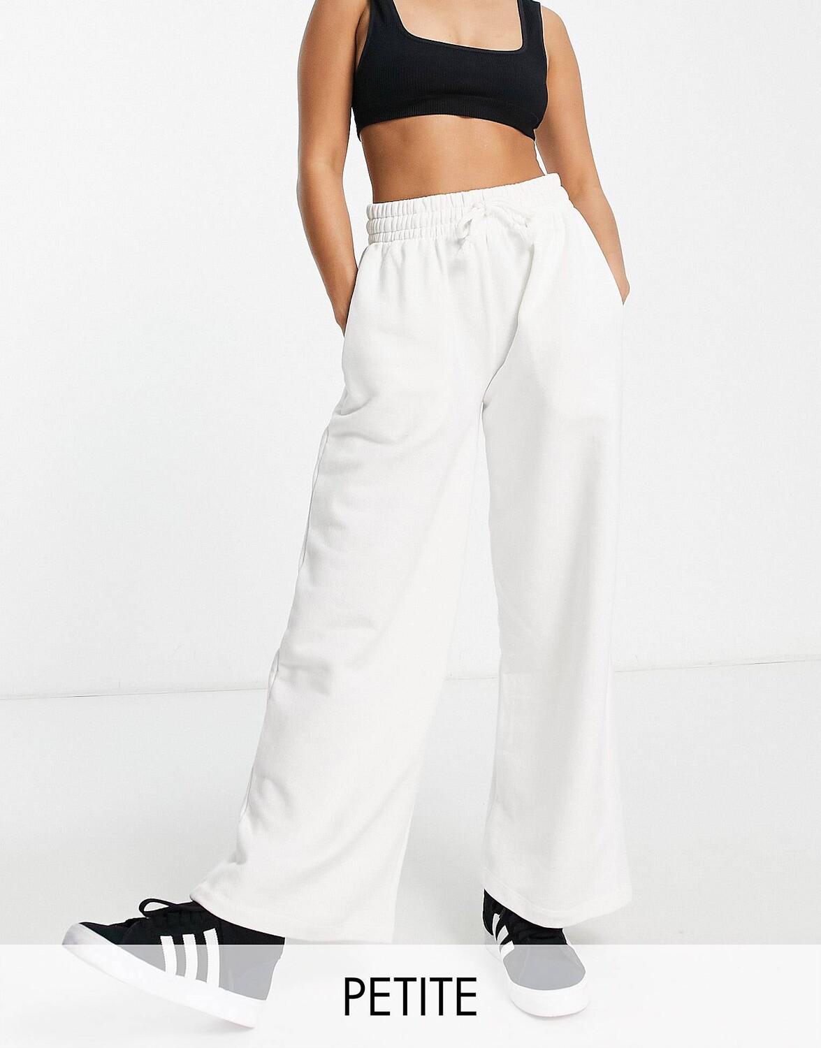 

Суперширокие джоггеры белого цвета Topshop Petite