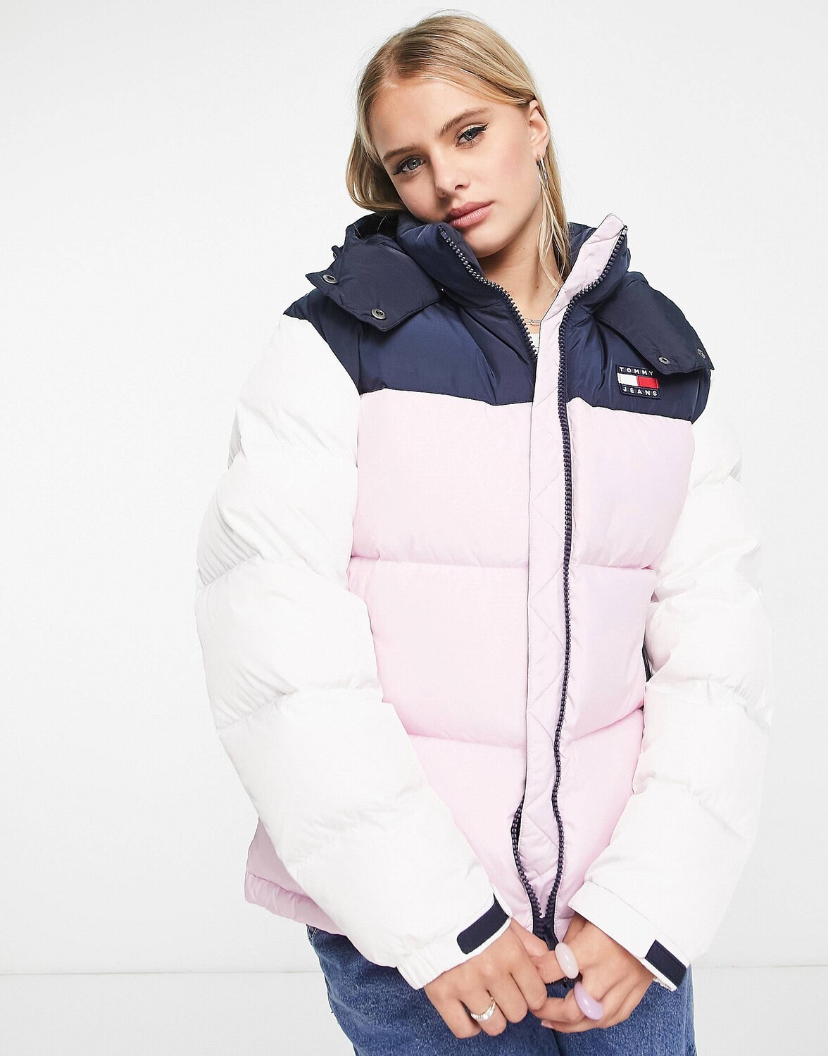 

Разноцветная пуховая куртка Tommy Jeans из полиэстера с капюшоном и пуховым наполнителем из аляски, Серый