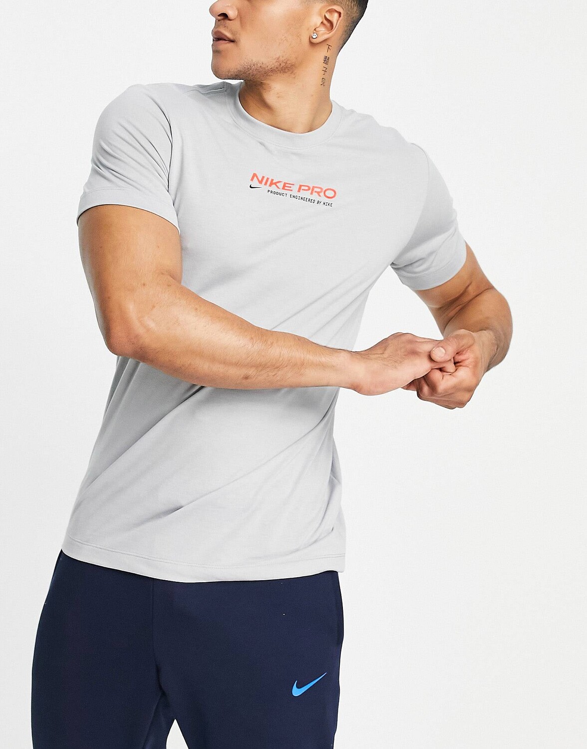 

Серая футболка с логотипом Nike Pro Training