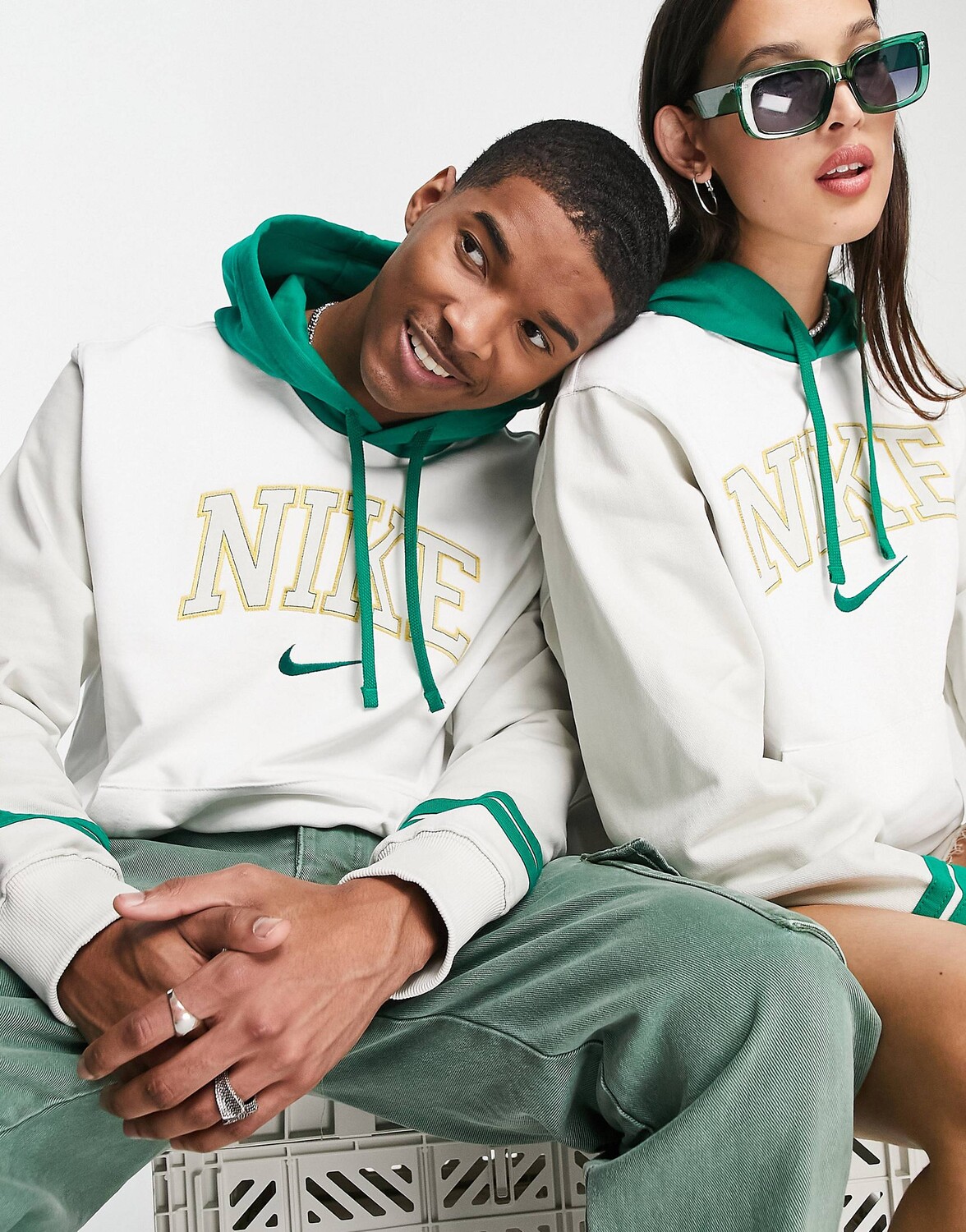 

Бело-зеленая худи унисекс в стиле ретро Nike
