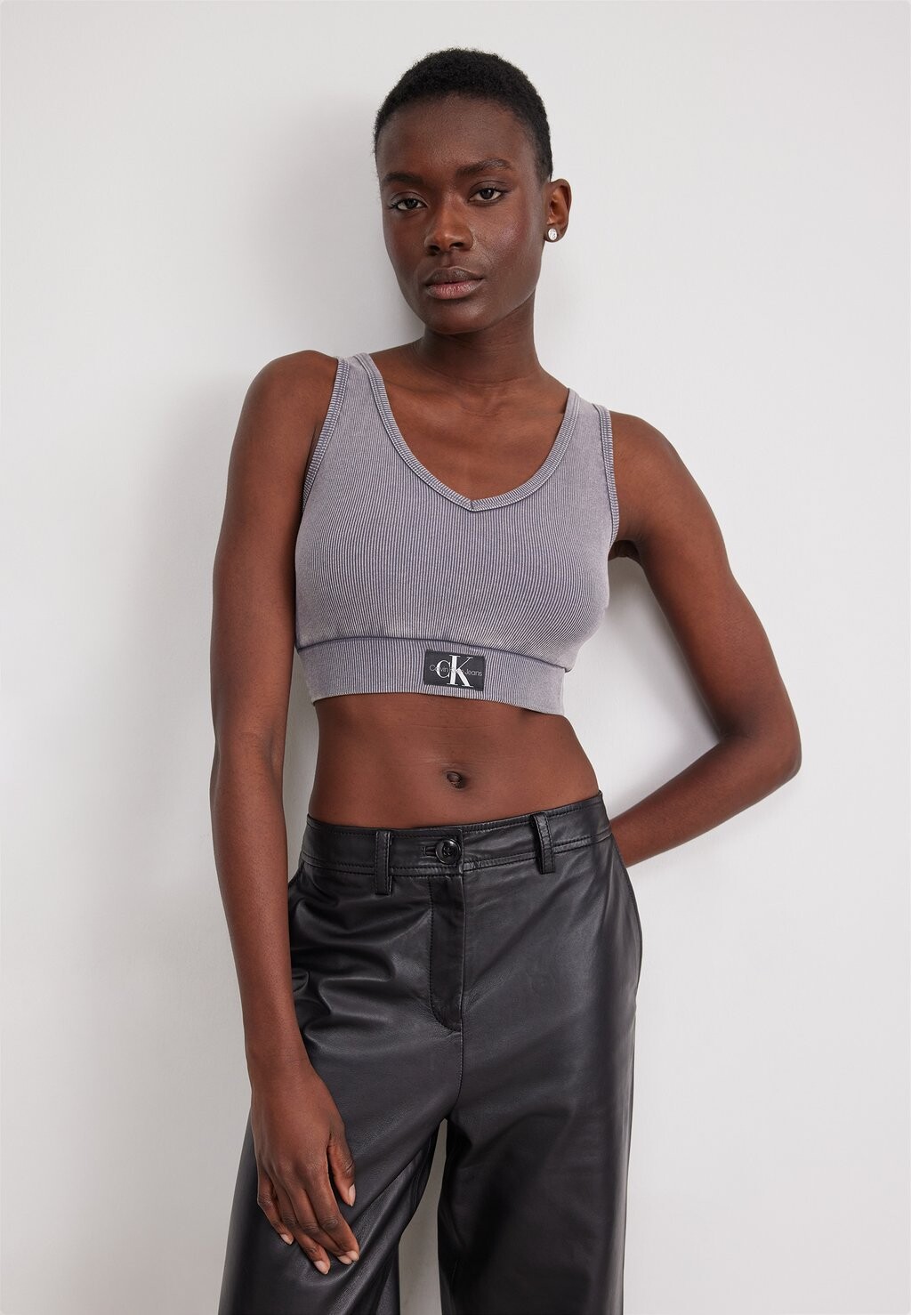 

Топ Label Crop V-Neck Top Calvin Klein Jeans, черный