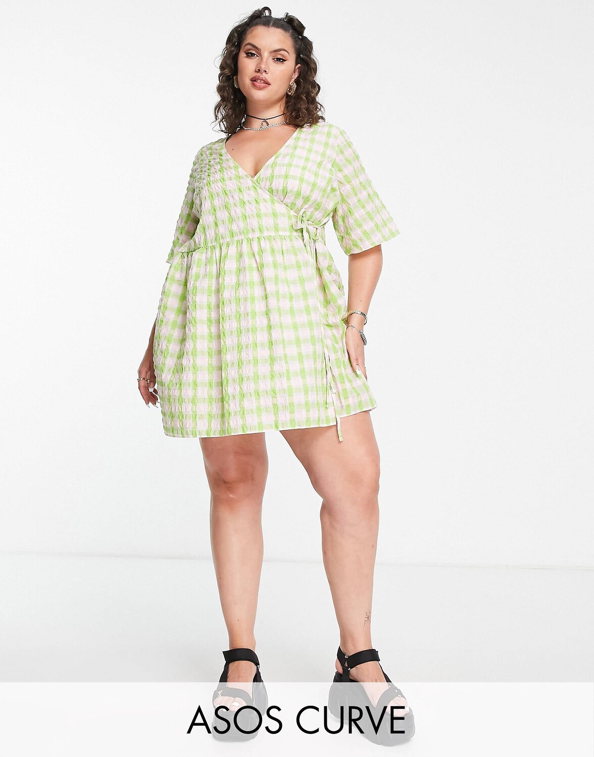 

Платье мини с вырезом и поясом в клетку зеленого цвета ASOS DESIGN Curve