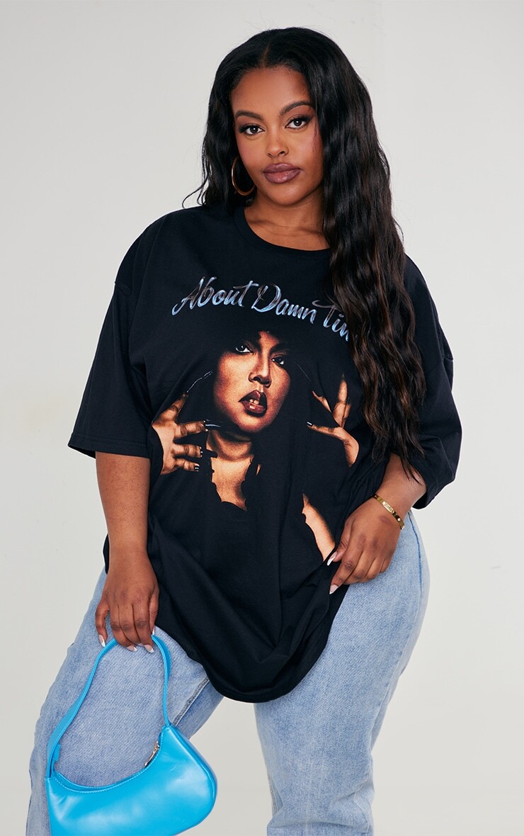 

PrettyLittleThing Черная футболка с принтом Plus Lizzo