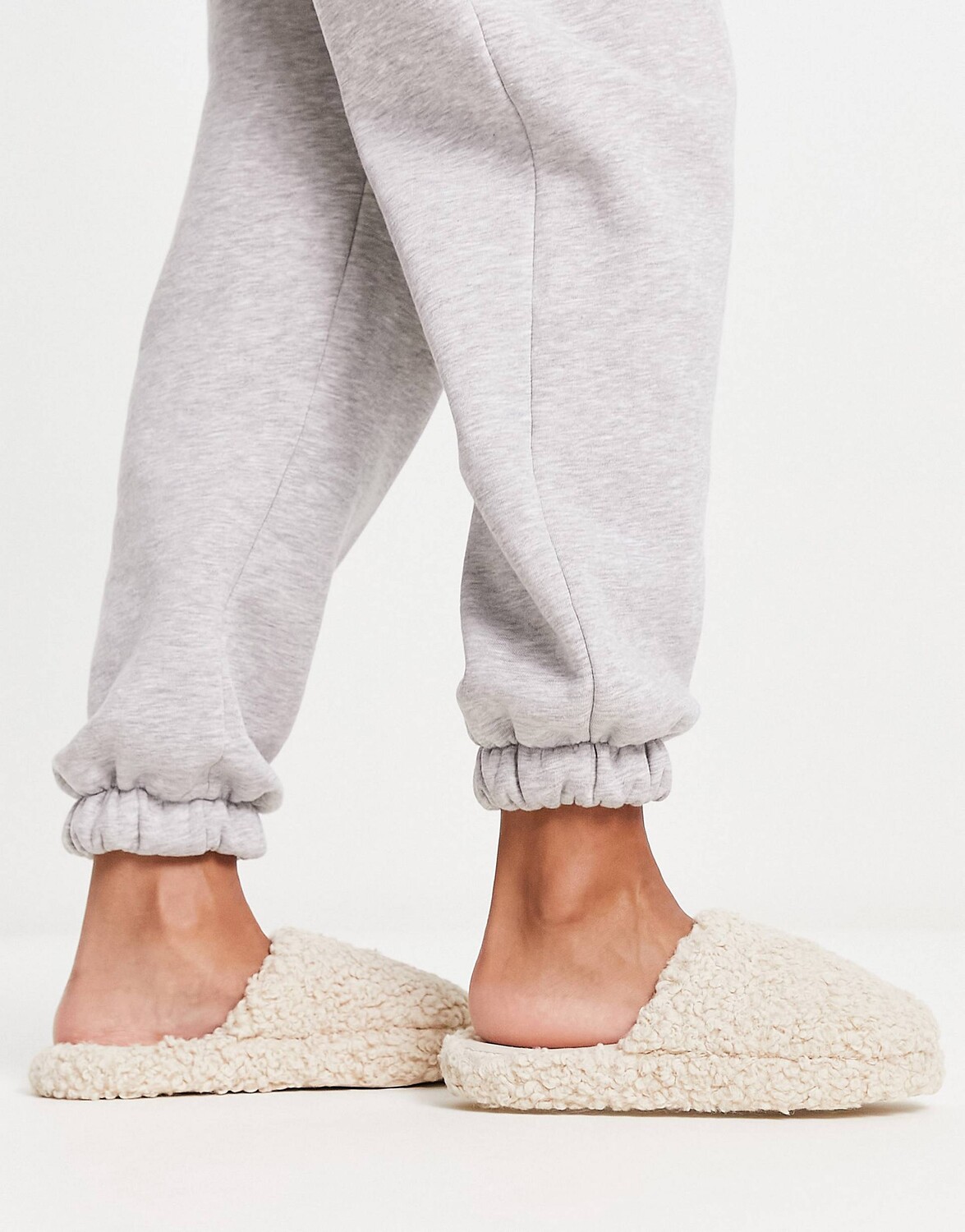 

Кремовые тапочки с закрытым носком ASOS DESIGN Zina