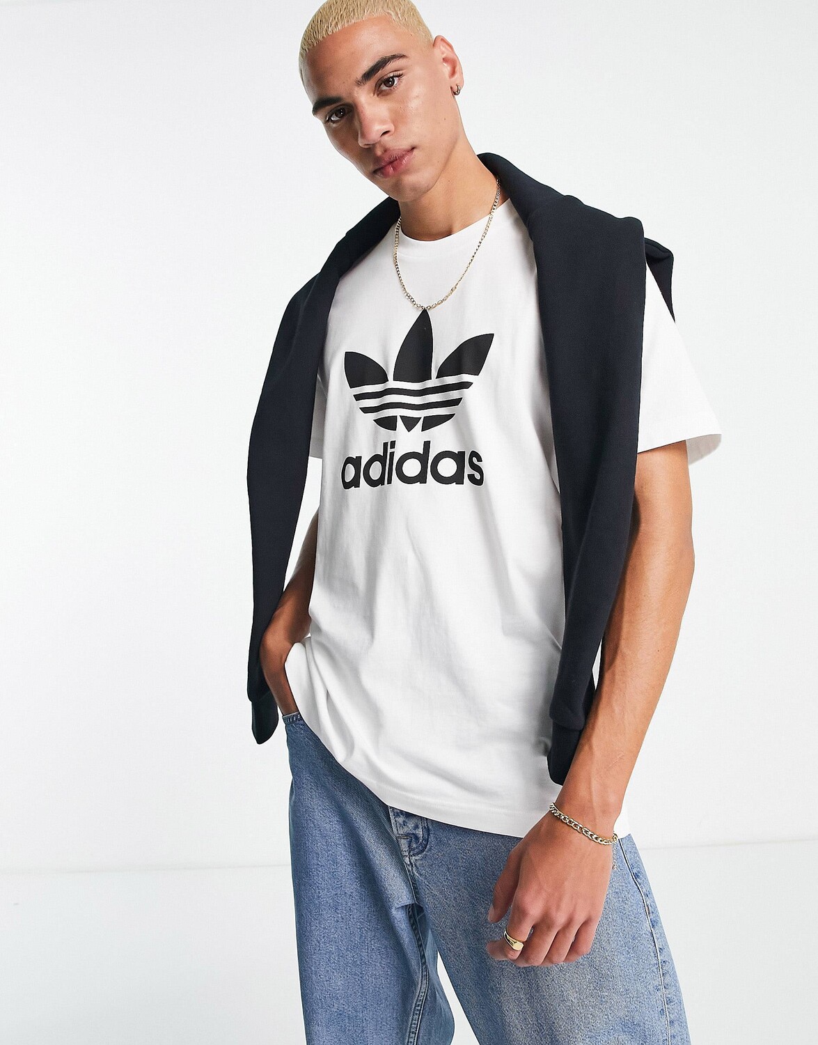 

Белая футболка с крупным логотипом adidas Originals adicolor
