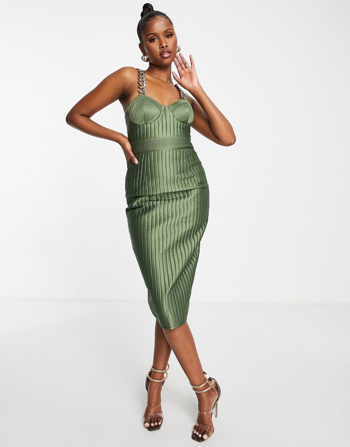

Стеганое платье миди цвета хаки с золотой цепочкой ASOS DESIGN