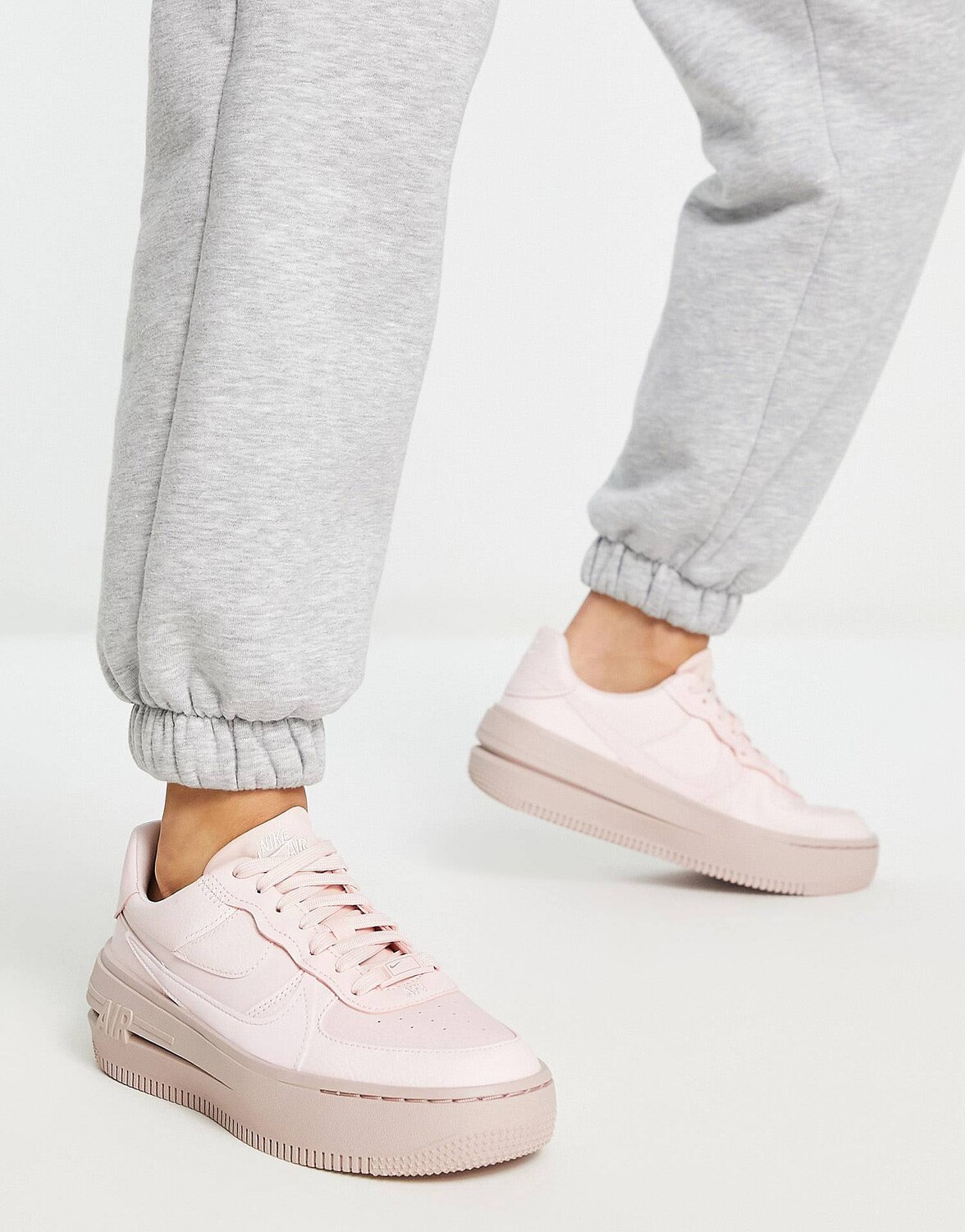 

Розовые кроссовки Nike Air Force 1 PLT.AF.ORM