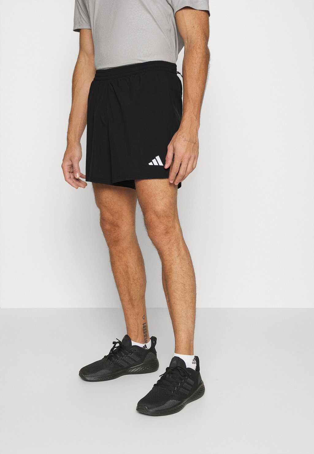 

Спортивные шорты Adidas