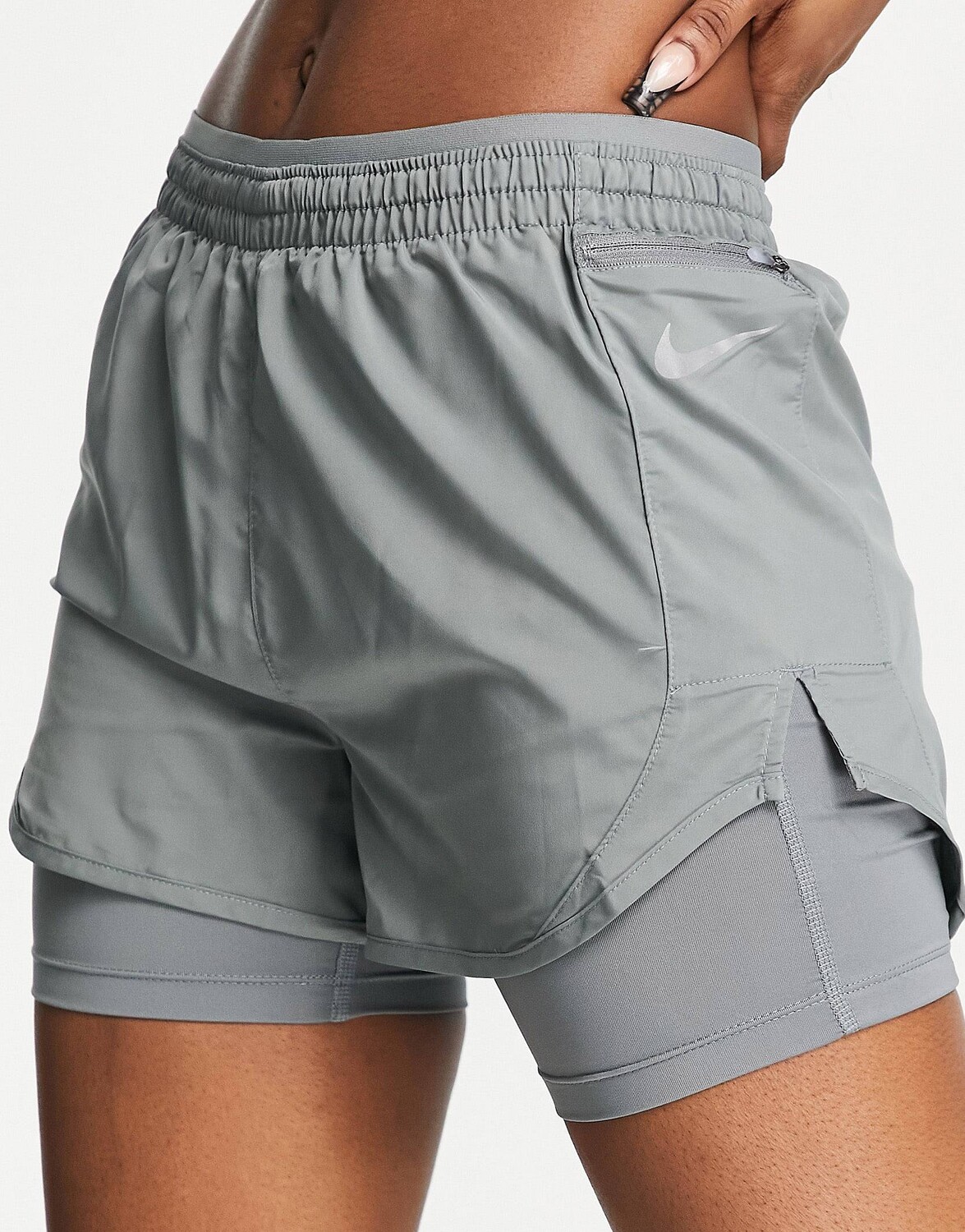 

Серые шорты Nike Running Tempo Luxe 2 в 1