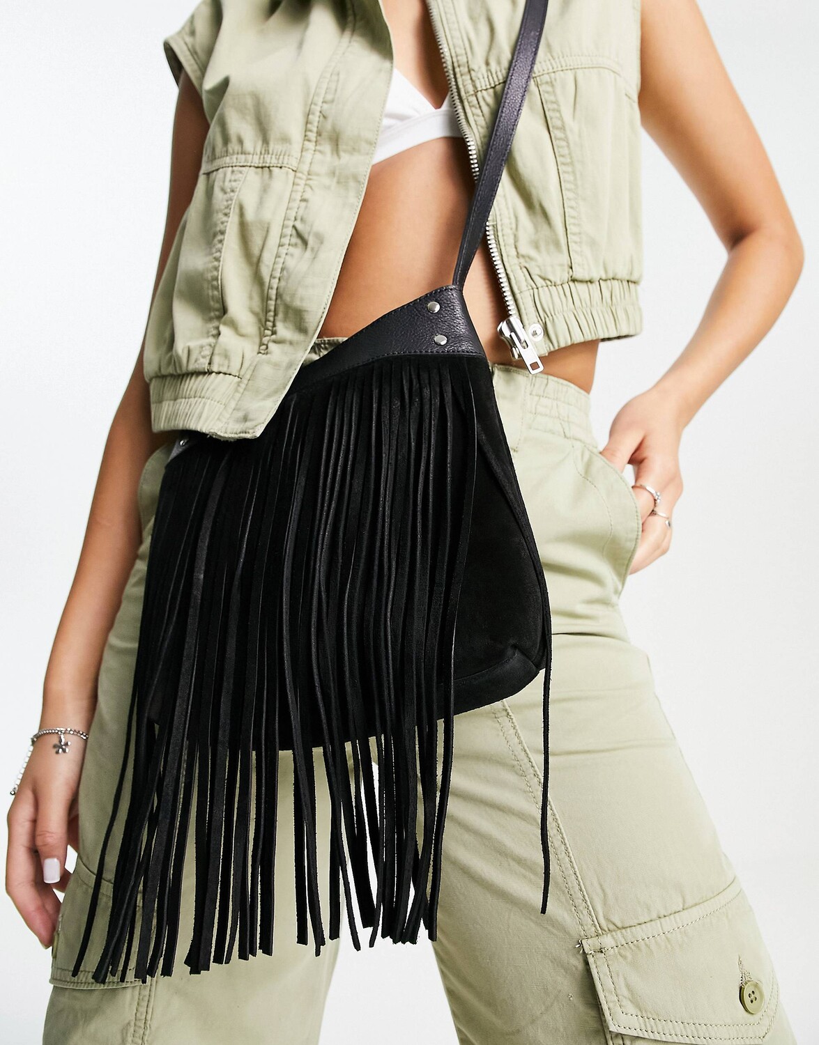 

Черная замшевая сумка через плечо с кисточками ASOS DESIGN