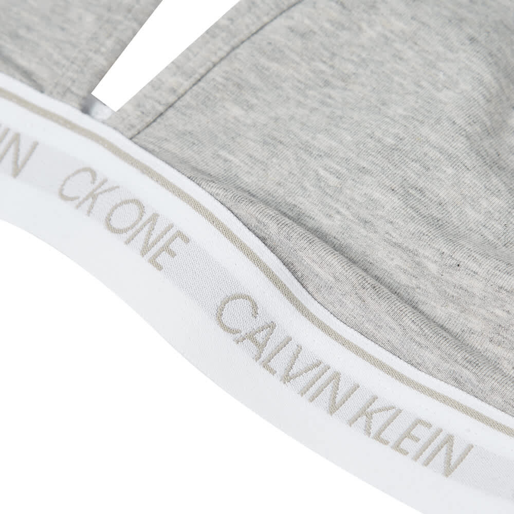 

Бюстгальтер с треугольными чашечками без подкладки Calvin Klein