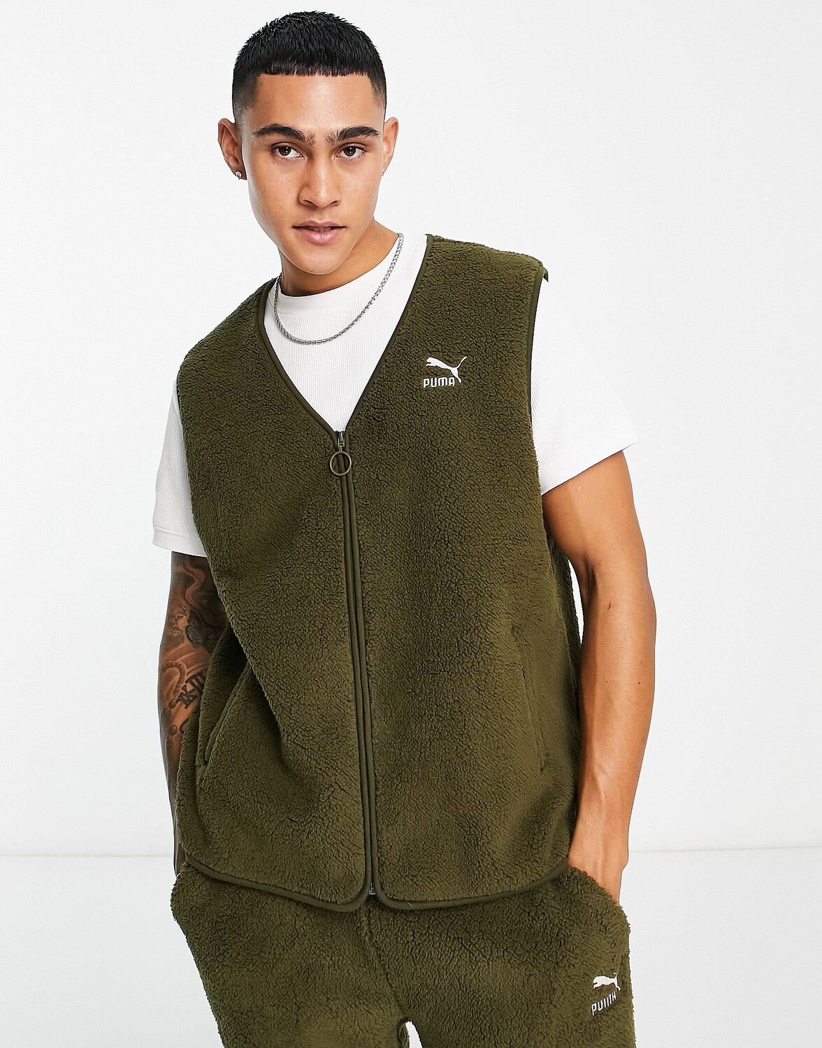 

Темно-оливковый жилет на молнии Puma classics borg - эксклюзивно для ASOS