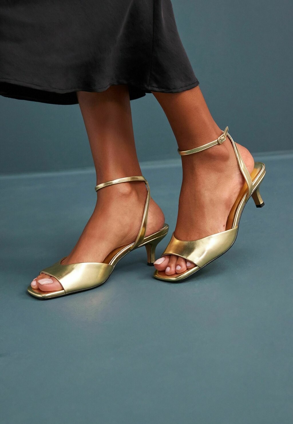 

Босоножки с ремешками FOREVER COMFORT LOW HEELED Next, цвет gold