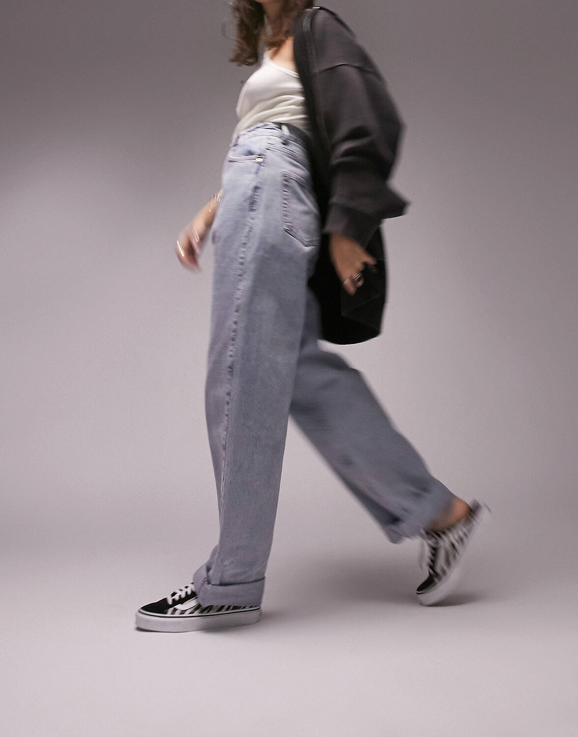 

Выбеленные оверсайз-джинсы Mom Topshop