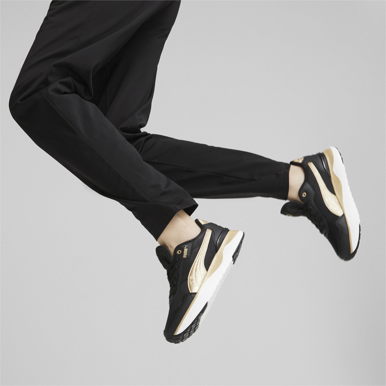 

Женские кроссовки R78 Voyage Space Metallics PUMA, черное золото