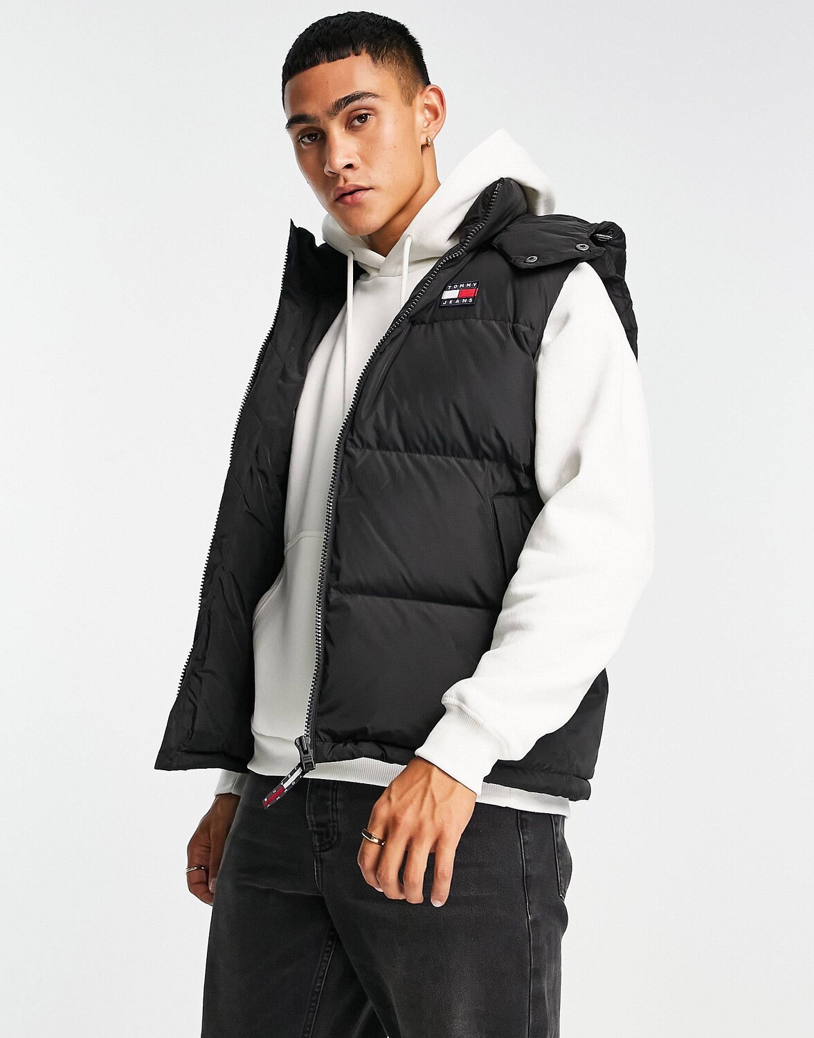 

Черный пуховик из полиэстера с капюшоном Tommy Jeans alaska - BLACK