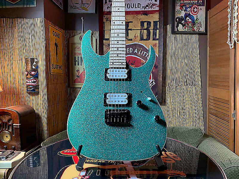 

Ibanez RG421 в бирюзовом блеске RG421 in Turquoise Sparkle