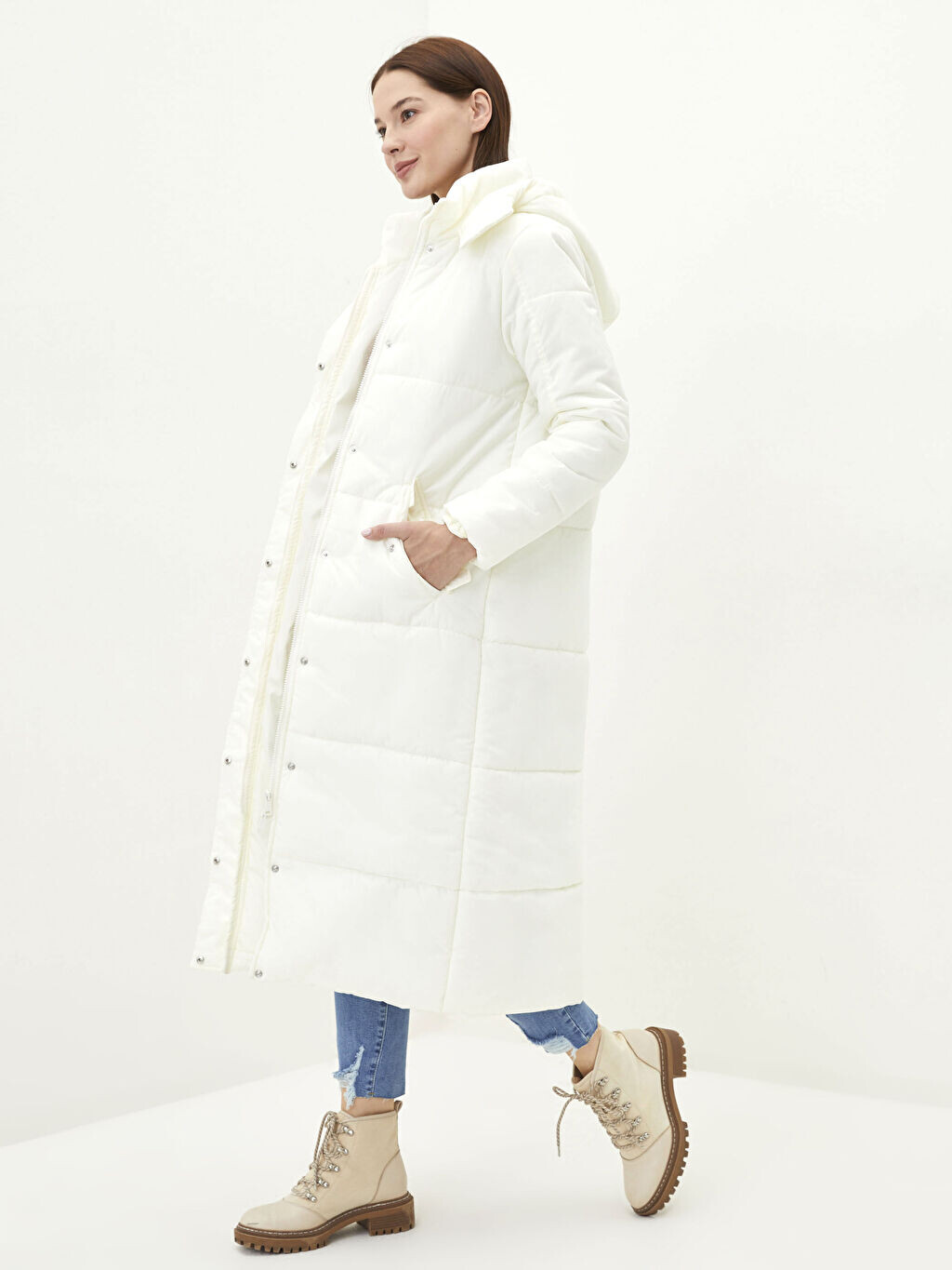 

Однотонный женский пуховик с капюшоном и длинными рукавами LCW Modest