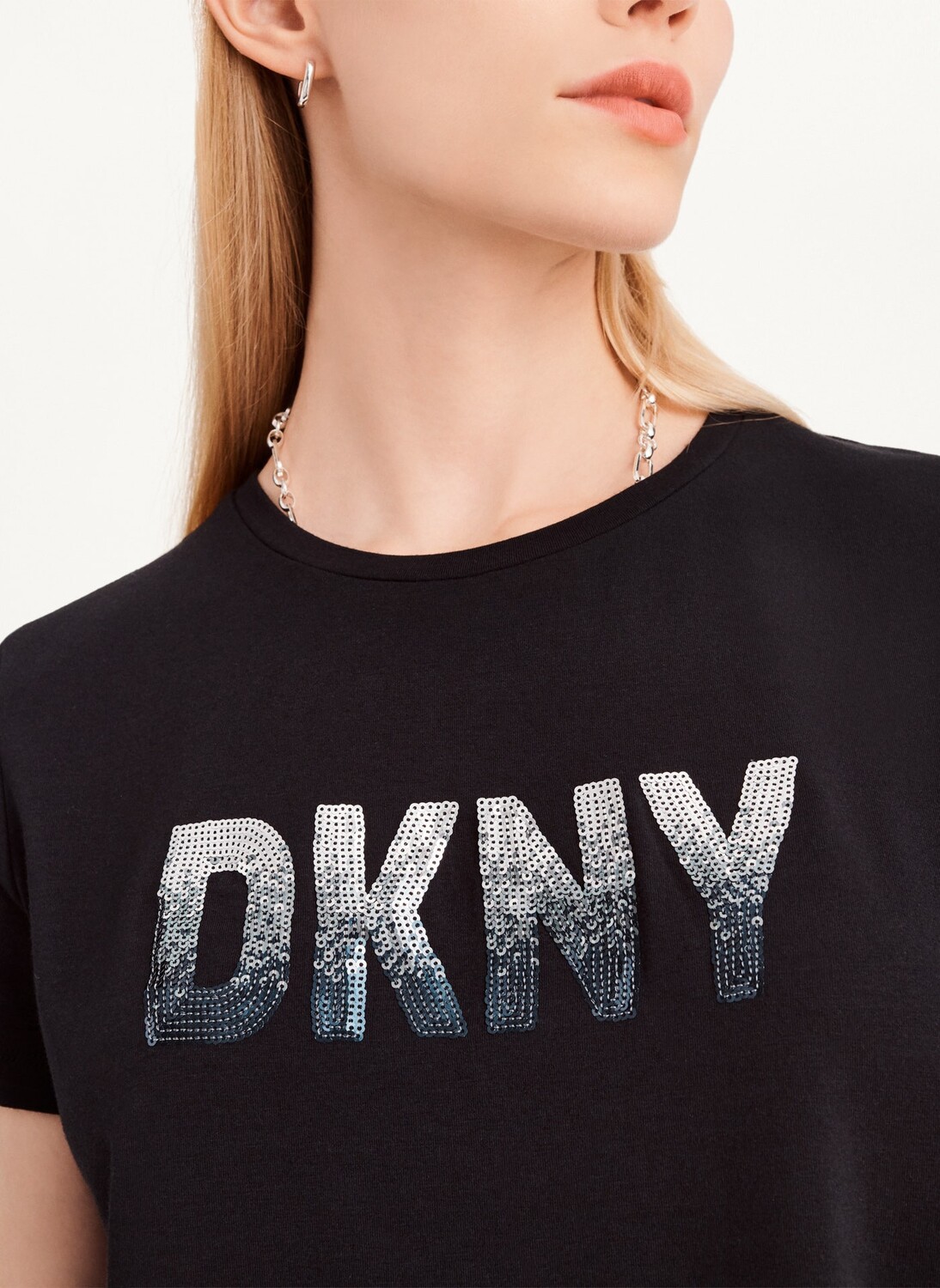 

Футболка с логотипом и пайетками DKNY