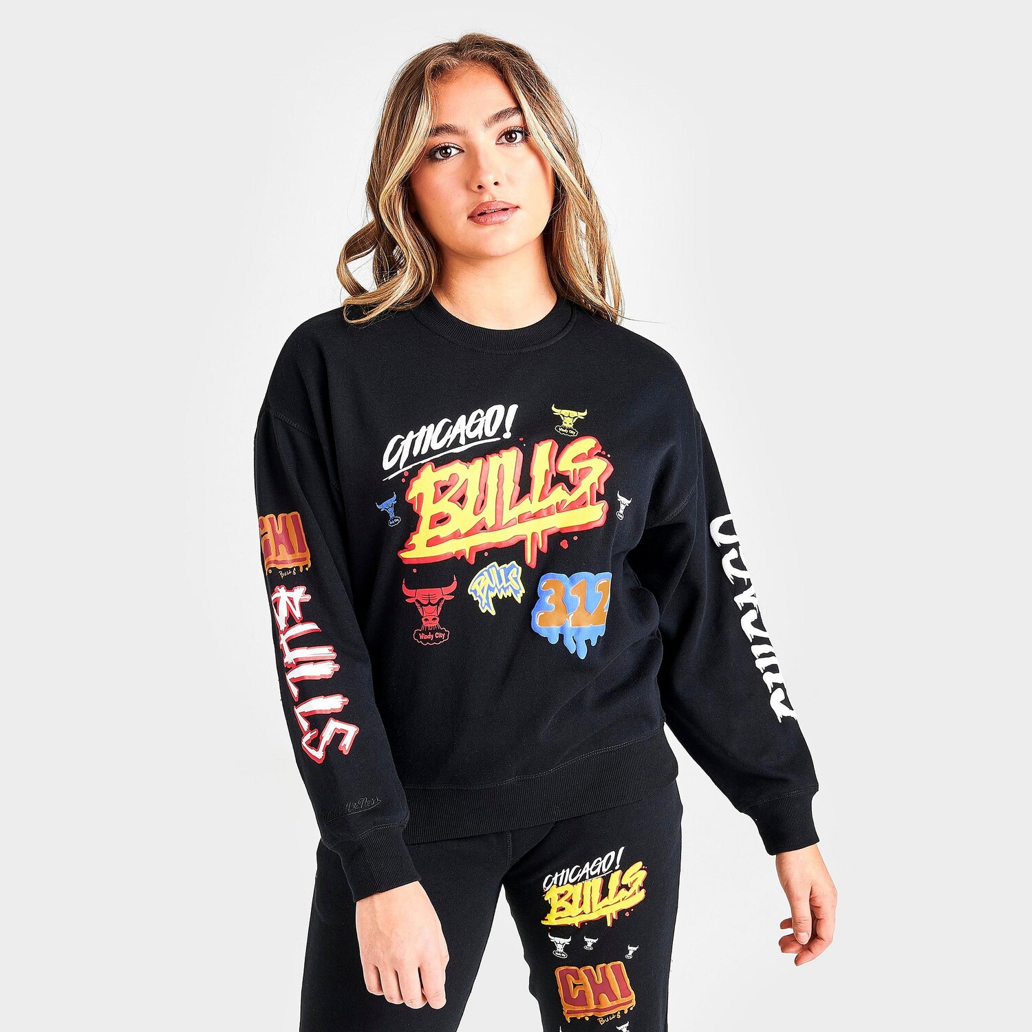 

Женская толстовка с круглым вырезом NBA Mitchell & Ness Chicago Bulls Slap Sticker, черный